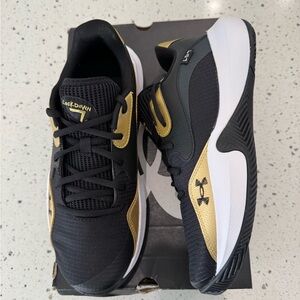 New Under Armour Men's Black and Gold Athletic Shoes Sz 9.5, 10
